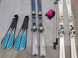 de nombreux skis et bâtons de ski disposés par terre