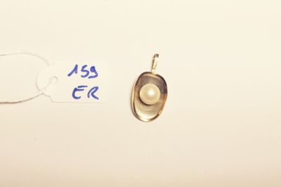 a small piece of metal that has a pearl in it