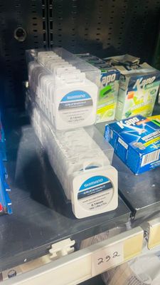 un présentoir de dentifrices et d'articles de soins dentaires sur l'étagère