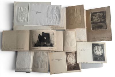 une pile de vieux livres posée sur une surface blanche