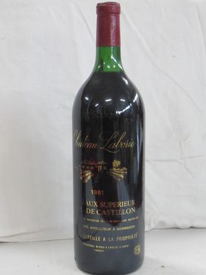 une bouteille de vin posée sur une table