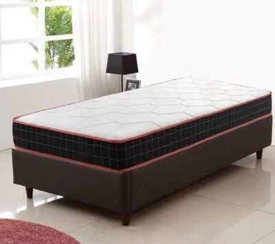 une image représentant un lit situé dans une chambre avec un tapis rouge