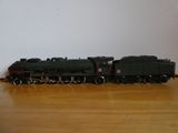 un petit train miniature posé sur une table en bois