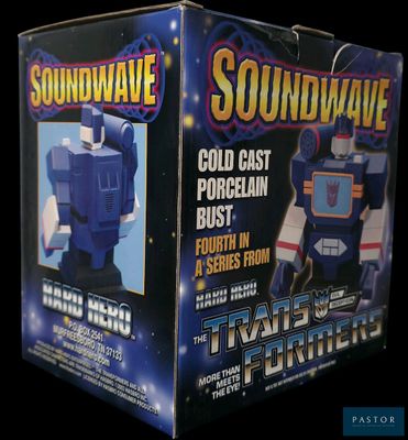 une boîte de jouets Soundwave sur laquelle figure l'image d'un robot