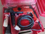 une boîte à outils rouge avec des outils sur une table