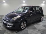 la petite voiture noire est garée sur un sol en damier