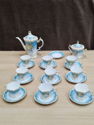un grand nombre de tasses à thé et de soucoupes posées sur une table