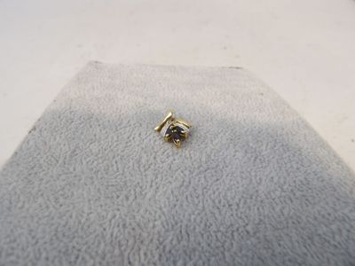 un gros plan sur une paire de boucles d'oreilles posées sur un tissu