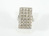 gros plan d'une bague en diamant sur une surface blanche