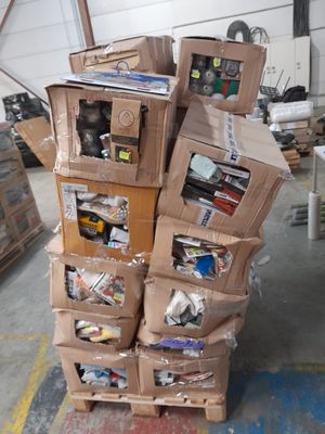 de nombreux cartons empilés les uns sur les autres dans un entrepôt