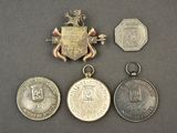 trois médailles et une médaille posées sur une table avec un fond noir