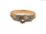 une image représentant une bague en or sertie d'une perle et de diamants