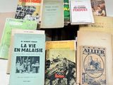 un grand nombre de livres posés sur une table