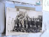 une vieille photo d'un groupe d'hommes posant pour une photo