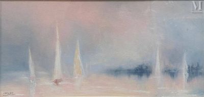 un tableau représentant des voiliers sur l'eau par temps brumeux