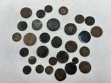 plusieurs pièces de monnaie sont disposées en cercle sur une surface blanche