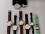 de nombreuses montres différentes exposées sur une table