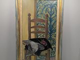 tableau représentant un poulet assis sur une chaise devant un mur