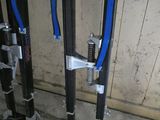 une paire de skis et une paire de skis posés par terre