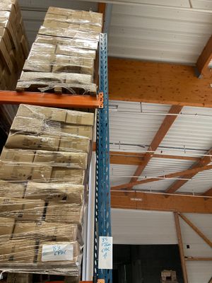 une grande quantité de cartons empilés sur un rayonnage dans un entrepôt