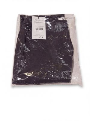 Gros plan sur un sac en tissu noir sur fond blanc