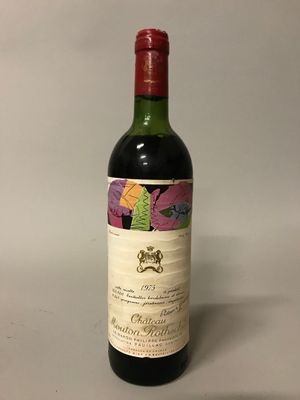 une bouteille de vin posée sur une table