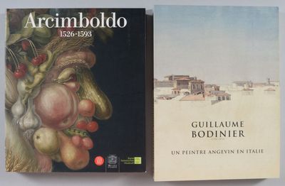 les deux livres sont posés sur la table l'un à côté de l'autre
