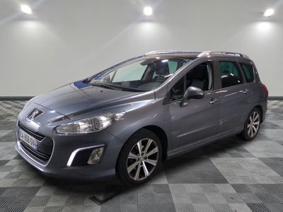la voiture grise est garée sur un sol en damier dans le garage