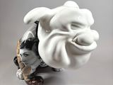 figurine en porcelaine représentant un homme barbu au visage de femme