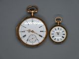 une image représentant deux horloges posées l'une à côté de l'autre sur une table