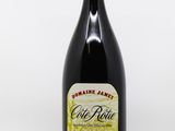 la bouteille de vin est posée sur la table sur fond blanc