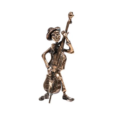 une statue représentant un squelette jouant du violon sur fond blanc