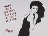 tableau représentant une femme en robe noire sur un mur blanc