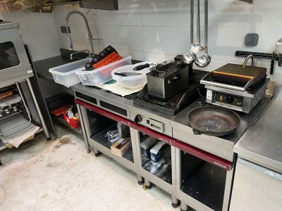 de nombreuses casseroles et poêles sur le comptoir de la cuisine