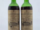 deux bouteilles de vin posées sur une table l'une à côté de l'autre