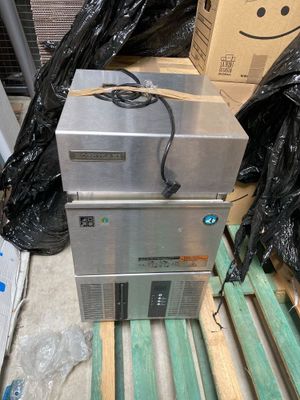 une machine posée sur une palette