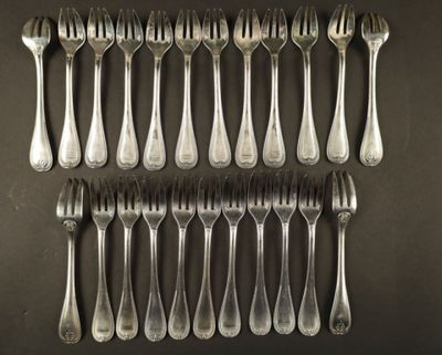 Christofle, modèle Malmaison : douze fourchettes à huitre et… - Photo 1