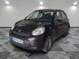 la photo d'une petite voiture noire garée dans un garage