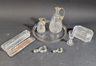 beaucoup d'objets en verre qui se trouvent sur la table