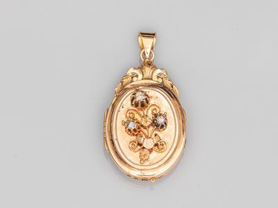 un fermoir en or orné d'un petit diamant au centre