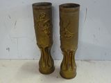 deux vases posés sur une table