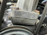 un gros plan d'un moteur de moto auquel est fixée une chaîne