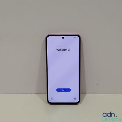 Un iPhone, dont l'écran d'accueil est affiché, est posé sur une table.