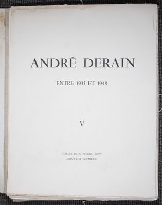 un livre ouvert posé sur une table noire