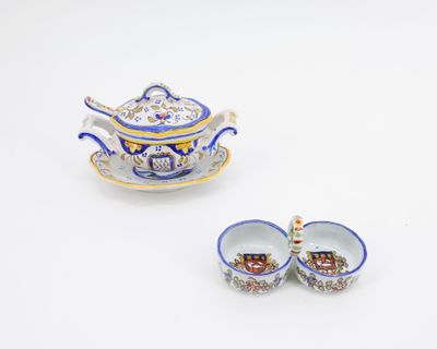 Petit lot de faience ancienne comprenant : - Salière/ poivri…