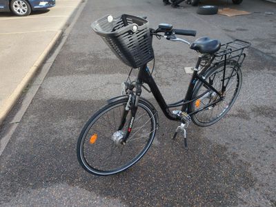 un vélo garé au bord de la rue