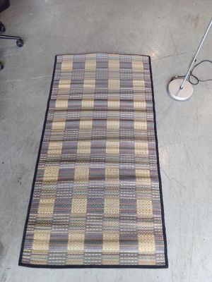 un tapis posé au sol à côté d'un bureau d'ordinateur