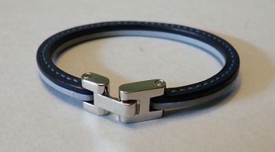 Hermès - Paris : bracelet en cuir de plusieurs couleurs ferm…