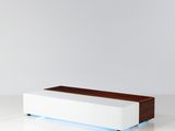 une image représentant une table blanche sur laquelle est posée une lampe bleue