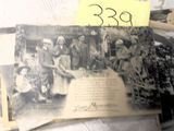 une pile de vieilles photos posées sur une table, avec une étiquette de prix